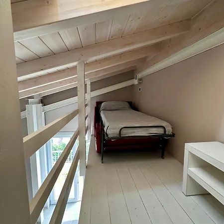 Blue E לידו דלה נציוני